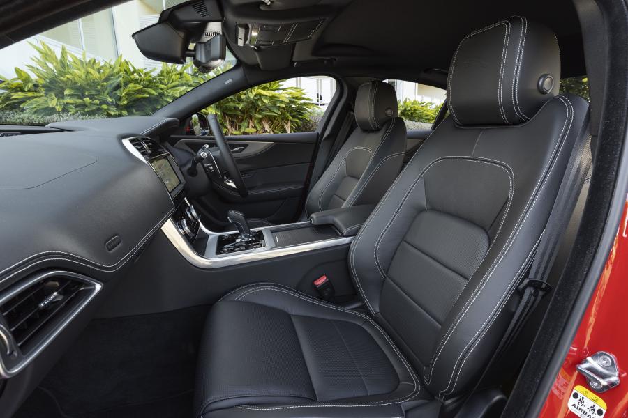 Интерьер Jaguar XE P300 R-Dynamic 2019 года  (AU) (фото 39 из 40)